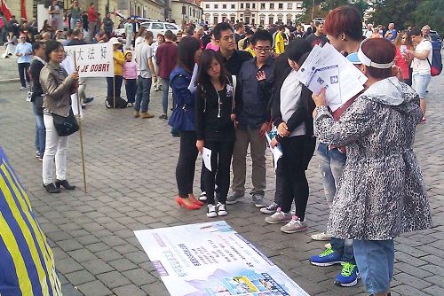 图:过来了解法轮功真相的中国人