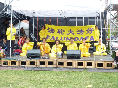 图1:在哥本哈根多元文化节的舞台上向民众介绍法轮大法,演示功法