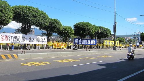 图1:在大陆参与迫害法轮功的人权恶棍湖南省长杜家毫,二十日访台行程到新北市三重先啬宫,台湾法轮功学员一早就拉起大型横幅表达抗议。