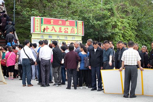 台湾西子湾是大陆游客来台旅游的重要景点，在这里常可见法轮功学员展示真相展板及“三<span