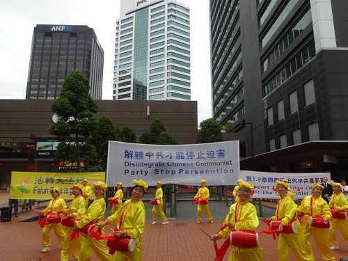 图3：法轮功学员表演的腰鼓，庆祝一亿九千万民众“三<span