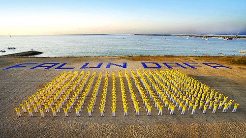 图:法轮功学员在在沙滩上排了“FALUN DAFA”巨大字体