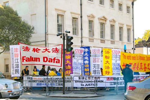 图1-3:二零一五年十月二十日,法轮功学员在中共领导人习*近*平当天访英活动经过的白金汉宫前的林荫路(The Mall)上和英国议会大厦前打出的中英文横幅非常醒目,上面写着:“法轮大法好”、“世界需要真善忍”、“法办江泽民”、“制止迫害法轮功”、“活摘法轮功学员器官天理难容”和“起诉迫害元凶江泽民”。
