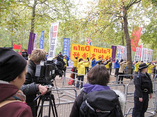 图9:BBC、ITV、路透社等多家主流媒体记者报道法轮功学员的和平抗议活动,采访法轮功学员