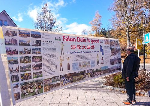图:法轮功学员在德国著名旅游景点黑森林缇缇(Lake Titisee,Black Forest,Germany)湖举办了法轮功信息日,传播法轮功真相。