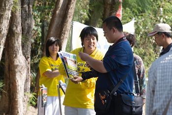 法轮功学员向大陆游客讲真相、促三<span style='max-width:0px!important;margin-left:-4px;color:#eee!important;'>:</span>退<span style='max-width:0px!important;margin-left:-4px;color:#eee!important;'>.</span>以保平安