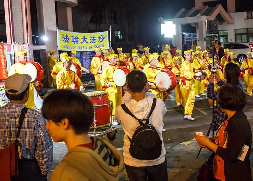法轮功腰鼓队表演，吸引了很多民众和大陆游客驻足观赏、拍照，也有不少大陆游客明白了法轮功真相声明三<span style='max-width:0px!important;margin-left:-4px;color:#eee!important;'>:</span>退<span style='max-width:0px!important;margin-left:-4px;color:#eee!important;'>.</span>。