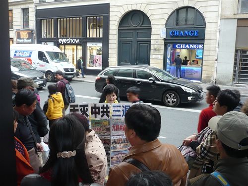 杨阿姨在商场前传播真相、帮中国游客“三<span style='max-width:0px!important;margin-left:-4px;color:#eee!important;'>:</span>退<span style='max-width:0px!important;margin-left:-4px;color:#eee!important;'>.</span>”（退<span style='max-width:0px!important;margin-left:-4px;color:#eee!important;'>!</span>党<span style='max-width:0px!important;margin-left:-4px;color:#eee!important;'>!</span>、退<span style='max-width:0px!important;margin-left:-4px;color:#eee!important;'>*</span>团<span style='max-width:0px!important;margin-left:-4px;color:#eee!important;'>-</span>、退<span style='max-width:0px!important;margin-left:-4px;color:#eee!important;'>*</span>队<span style='max-width:0px!important;margin-left:-4px;color:#eee!important;'>-</span>）
