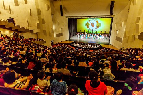三月十五日午场神韵纽约艺术团在台南文化中心落幕压轴演出爆满盛况,谢幕时观众热情不减。