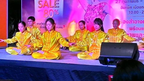 泰国健康与美容展上,法轮功学员在展台上演示功法