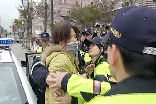 图1:台北市警局信义分局三月六日下午逮捕三名爱国同心会成员:张秀叶(左,戴口罩者)、高淑梅及遇港生。