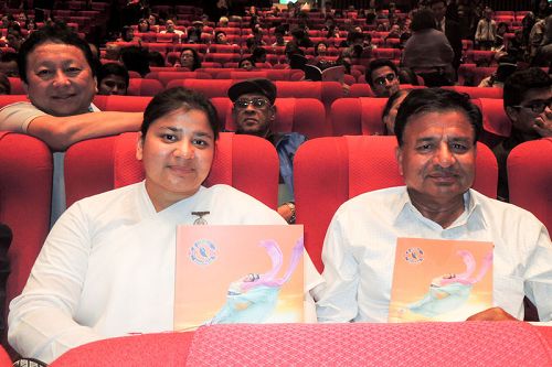 Yogendra Kumar Garg博士(右)与女儿Ms.Shivika Garg一同观赏神韵晚会。观赏后他们一同盛赞:“神韵展现强大的正能量可以改变观众,是神的选择。”