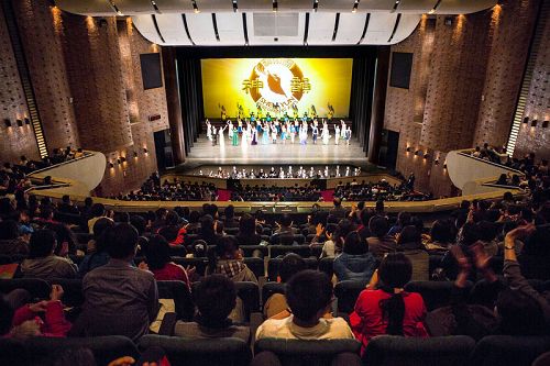 图:四月十二日,神韵纽约艺术团结束嘉义场民雄演艺厅第三场演出,也为在台湾巡回演出划下完美的句点,图为演员谢幕。