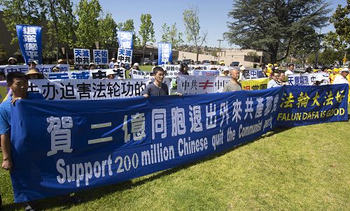 图1-7：四月十八日，洛杉矶退<span style='max-width:0px!important;margin-left:-4px;color:#eee!important;'>!</span>党<span style='max-width:0px!important;margin-left:-4px;color:#eee!important;'>!</span>服务中心义工及支持者，在华人聚居区蒙特利公园市市政厅前举行集会，声援二亿人三<span style='max-width:0px!important;margin-left:-4px;color:#eee!important;'>:</span>退<span style='max-width:0px!important;margin-left:-4px;color:#eee!important;'>.</span>，并表示期待更多人加入三<span style='max-width:0px!important;margin-left:-4px;color:#eee!important;'>:</span>退<span style='max-width:0px!important;margin-left:-4px;color:#eee!important;'>.</span>的行列。