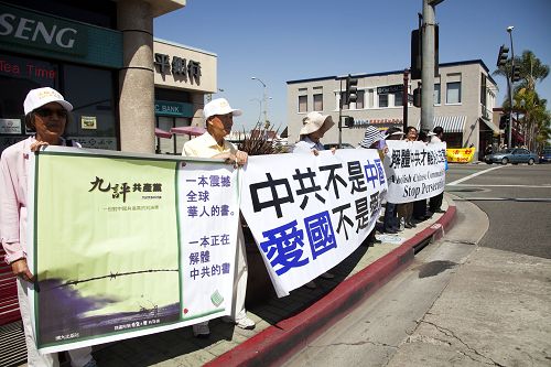图13-16：集会结束后，部分与会者到蒙市最热闹的Garfield和Garvey十字路口举起横幅，向过往车辆和民众传达全球已有超过两亿华人三<span style='max-width:0px!important;margin-left:-4px;color:#eee!important;'>:</span>退<span style='max-width:0px!important;margin-left:-4px;color:#eee!important;'>.</span>的信息。