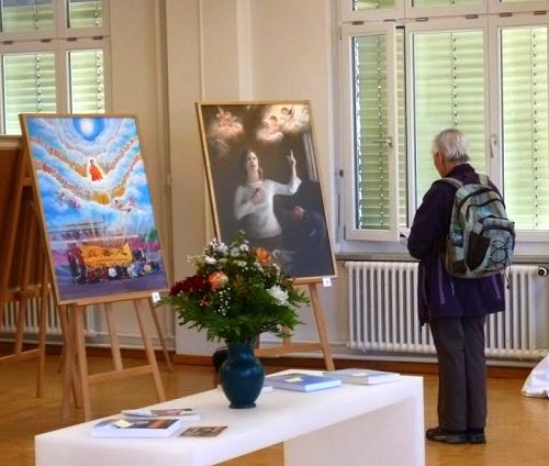 图:“真善忍国际美展”在瑞士温特吐(Winterthur)首次举办,观众仔细观看作品。