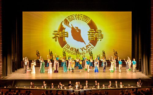 4月21日,神韵纽约艺术团2015年度在日本的7天8场巡演,在东京文化会馆落下帷幕。日本观众感动连连,纷纷表示期待神韵明年再来,让更多的日本人共享这份感动。