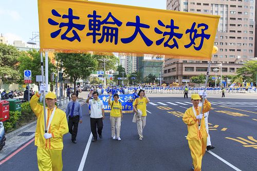 二零一五年五月二日下午，来自南台湾的二千多名法轮功学员于高雄市举办声援二亿人退<span style='max-width:0px!important;margin-left:-4px;color:#eee!important;'>!</span>党<span style='max-width:0px!important;margin-left:-4px;color:#eee!important;'>!</span>游行。