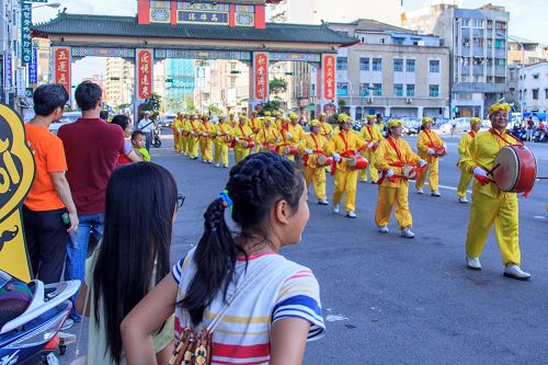 在高雄市举办的声援二亿人退<span style='max-width:0px!important;margin-left:-4px;color:#eee!important;'>!</span>党<span style='max-width:0px!important;margin-left:-4px;color:#eee!important;'>!</span>游行，由活泼亲切的法轮功腰鼓队压轴，很多观众驻足观注。
