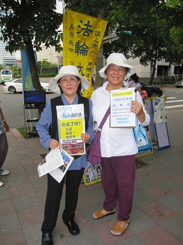 图10：法轮功学员王双妹（左）马瑞珍（右） 天天到台北市国父纪念馆，日以继夜风雨无阻向广大中国游客讲真相劝三<span style='max-width:0px!important;margin-left:-4px;color:#eee!important;'>:</span>退<span style='max-width:0px!important;margin-left:-4px;color:#eee!important;'>.</span>