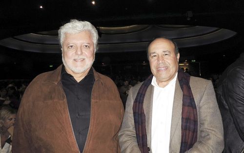 秘鲁驻阿根廷大使Jose Luis Perez Sanchez Cerro先生(左)与哥伦比亚驻阿根廷大使Alejandro Navas Ramos先生于6月13日晚在阿根廷首都布宜诺斯艾利斯的Opera剧院观看了神韵舞剧团的《西游记》演出