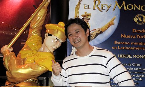 华裔导演、知名演员黄胜煌(Igancio Huang)先生于6月5日晚观看了神韵舞剧团在阿根廷首都布宜诺斯艾利斯Opera剧院的第二场《西游记》演出