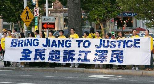 华盛顿DC法轮功学员在习*近*平入住的酒店附近的街道上呼吁法办江泽民