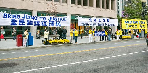 图6： 九月二十五日，奥巴马和习*近*平会见时，法轮功学员在白宫周围的街道两旁打横幅。