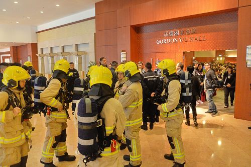 图2:警方接获谎报“炸弹”的来电后,大批警员、拆 弹专家和消防员来到龙堡国际酒店现场。