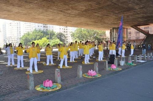 '图1:二零一六年十月八日,法轮功学员们在巴西圣保罗最繁忙的商业区Paulista大街展示功法。'