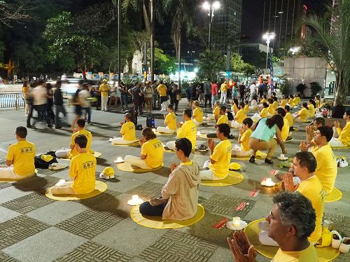 '图5:法轮功学员于Paulista大街传播法轮功的真相,呼吁制止迫害。'