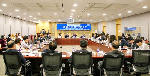 '二零一六年十月十三日,来自加拿大的人权律师大卫·麦塔斯和美国著名独立调查记者伊森·葛特曼应邀来到韩国国会,与韩国议员、医学、法学系的大学生、电视和媒体人士会面,并一起研讨中共活摘器官议题。'