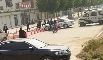 图1:肥乡区法院东边路,通向法院后门路口,路口停有警察、警车。
