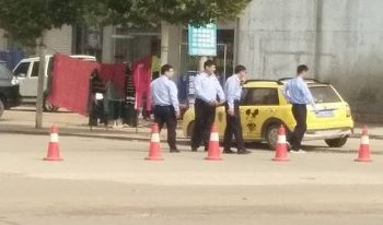 图2:肥乡区法院东边路,路北头路口警察和车。