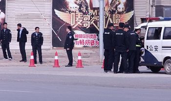 图3:肥乡区法院东边路,路南头路口警察、警车。