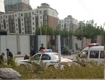 图4:肥乡区法院东边路,路北段警察、警车。