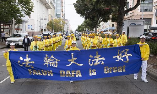 图1-15:二零一六年十月二十五日,数百法轮功学员举办游行,从日本城出发,途径中领馆,最后抵达市政广场,展示法轮功的美好,呼吁制止迫害。