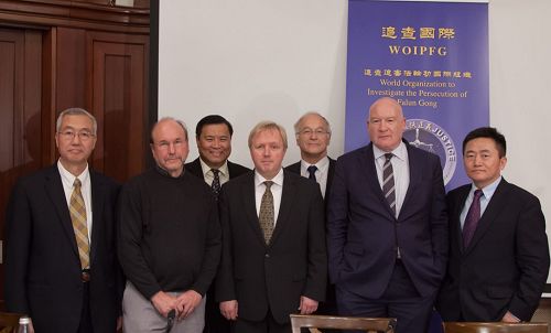 '图1：二零一六年十月二十八日，追查迫害法轮功国际组织在柏林举办论坛，呼吁公众关注中共活体摘取法轮功学员器官的罪行。（前排从左到右）追<span