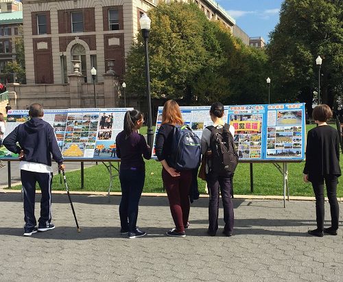 '图1~7:美国常春藤名校哥伦比亚大学校园内的法轮功真相图片展'