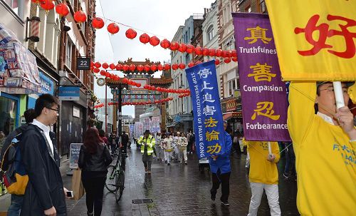 '图2-4:二零一六年十月一日,英国学员在伦敦繁华商业街和唐人街反迫害游行,传播法轮功的真相。'