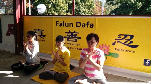 '图1:法轮功学员的真相展位'