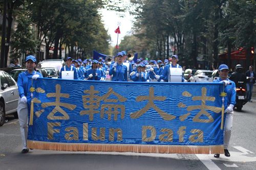'图3:法轮功反迫害游行的天国乐团方阵'