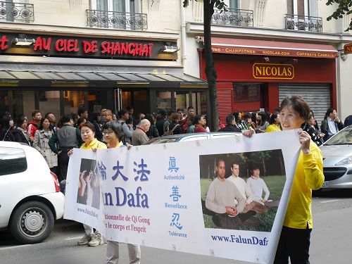 '图10:法轮功学员的游行吸引很多华人游客观看'