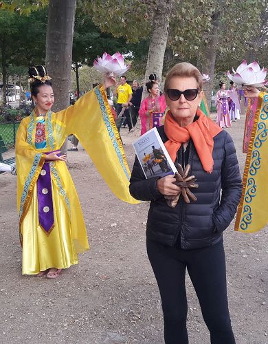 '图5:新闻专员法国女士薇若尼克珞佩兹在法轮功游行队伍中的仙女方阵前留影'