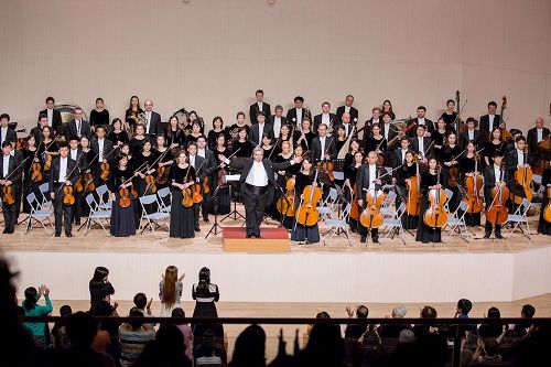 '图2:神韵交响乐团十月二日在高师大演出结束时,指挥米兰·纳切夫与演奏家谢谢观众热情的掌声。'