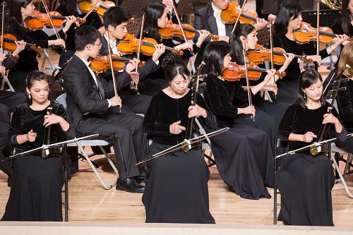 '图4:神韵交响乐团二胡演奏家戚晓春(前排右)、孙璐(中)、王真(左)的演出。'