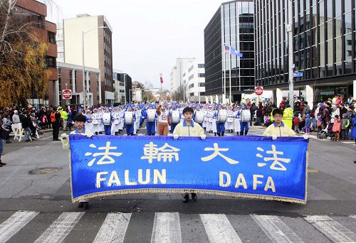天国乐团在康州斯坦福大游行中,道路两旁民众聚集观看。