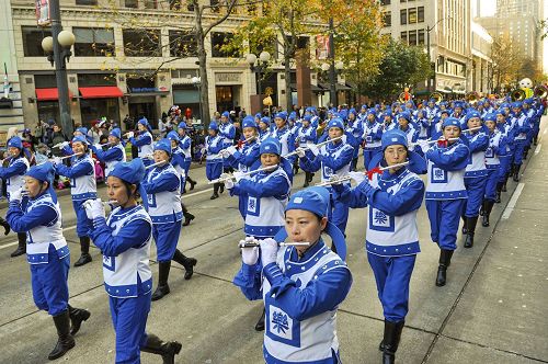 '图3-4:由上百位法轮功学员组成的、穿着传统服装的天国乐团成为游行的亮点,给两旁观众带来清新和惊喜。'