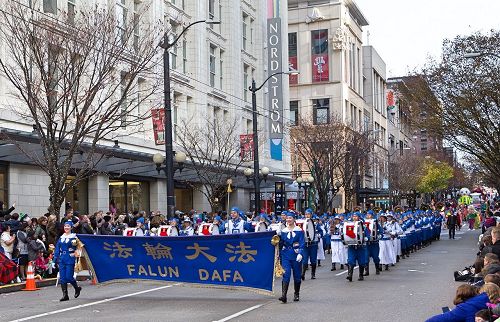 '图9:天国乐团首度参加西雅图梅西感恩节游行受欢迎。'