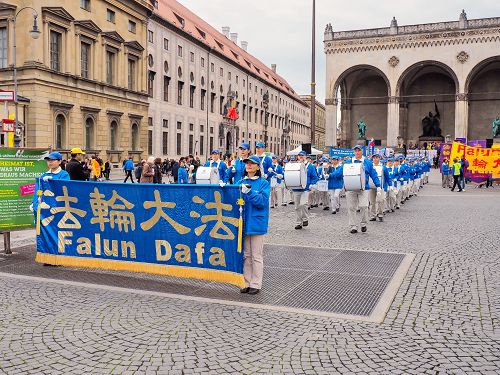 图1:二零一六年十一月五日,欧洲法轮功学员在慕尼黑举行盛大游行,天国乐团开队,队伍从奥迪安广场出发